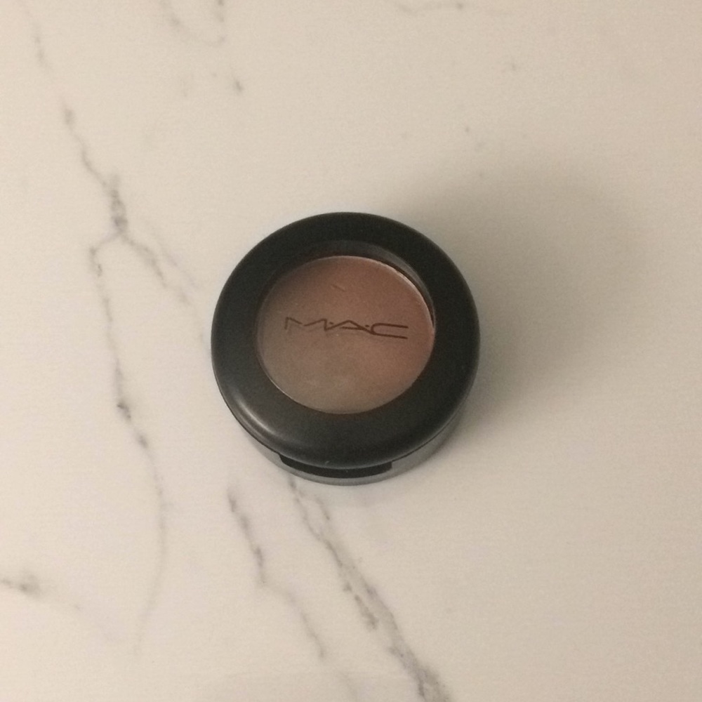 MAC SATIN SINGLE EYESHADOW // shade HAUX